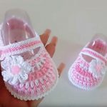 Crochet Baby Girl Shoes With Tiny Flower