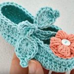 Crochet Baby Shoes With A Flower