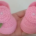 Crochet Baby Girl Shoes With Flowers And Leaves